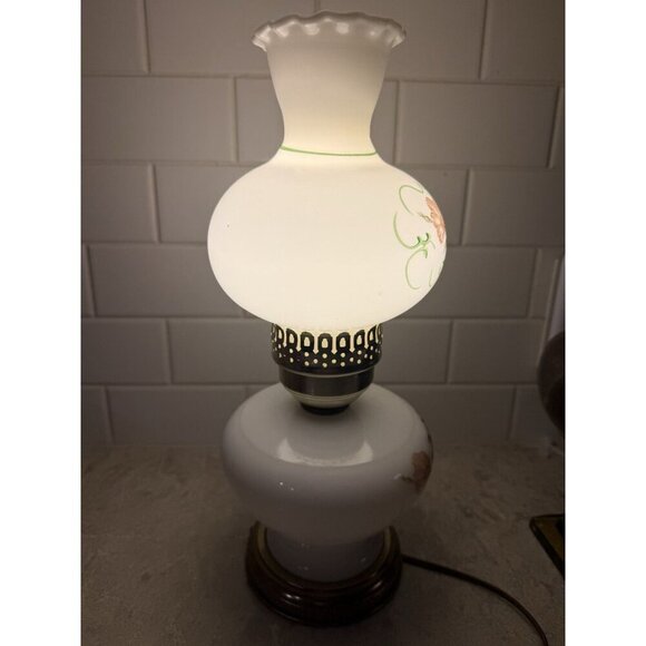 Vintage Milk glass electric hurricane lamp with brass base and floral motifs. - Picture 5 of 16